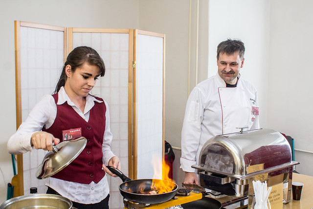 Nechyběly ani plameny. Nejedná se však o žádný chemický pokus, ale mimořádný gastrozážitek: flambované švestky ve slanině.