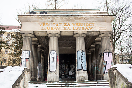 Hodně se mluvilo o tom, že Jihoslovanské mauzoleum by se snad konečně mohlo začít opravovat. Prý v roce 2016, zněly zprávy z města. Tak uvidíme.