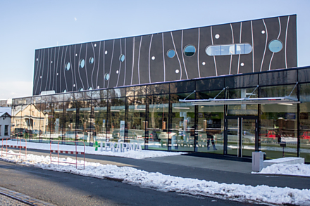 Ve fakultní nemocnici vyrostla zbrusu nová lékárna. Kromě výdejny léků v ní sídlí i mnohá speciální pracoviště, kde se léky přímo na míru pacientům vyrábějí.