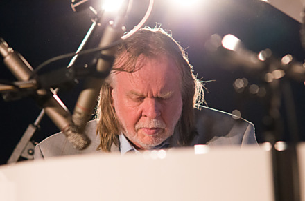 V sále Clarion Hotelu vystoupil legendární klávesista Rick Wakeman, známý ze svého působení v progressive rockové skupině Yes.