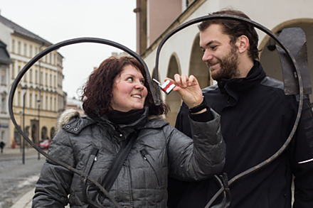 Valentýnské srdce z dílny Milana Poliána mohli zamilovaní na Horním náměstí ozdobit zámkem lásky. Objevilo se jich tam opravdu hodně.