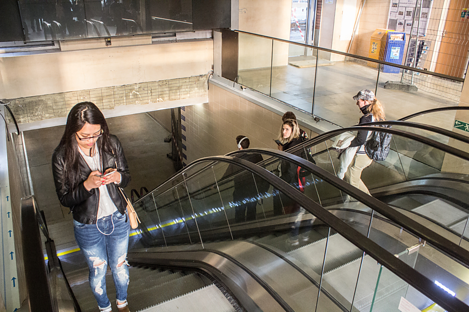 ESKALÁTORY PRO SMÍCH. Na olomouckém nádraží se po opravě starého podchodu objevily eskalátory. Projektanti však zapomněli na klasické schodiště, což zejména ve špičce značně komplikuje pohyb cestujících. Z kocourkovské novinky měli legraci po celé republice.