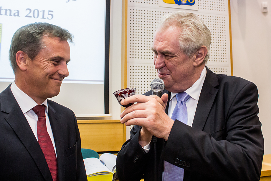 PREZIDENT. Do kraje zavítal prezident Miloš Zeman. Jeho cesta vedla na Jesenicko, na tiskové konferenci v sídle Olomouckého kraje se ale zastavil a s hejtmanem Jiřím Rozbořilem si vyměnil dary.