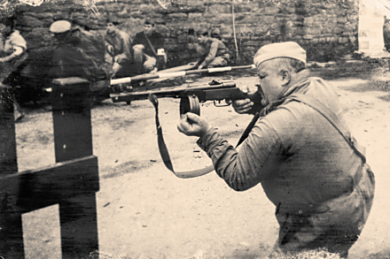 Sedmdesát let od konce druhé světové války se oslavovalo i se zbraní v ruce. Tahle retro fotografie vznikla ve fotru v Radíkově.