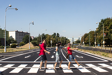 Na několik týdnů byla zcela zavřena Velkomoravská. Uzavírka značně komplikovala dopravu ve městě. Takhle si prázdnou magistrálu užívali olomoučtí novináři.
