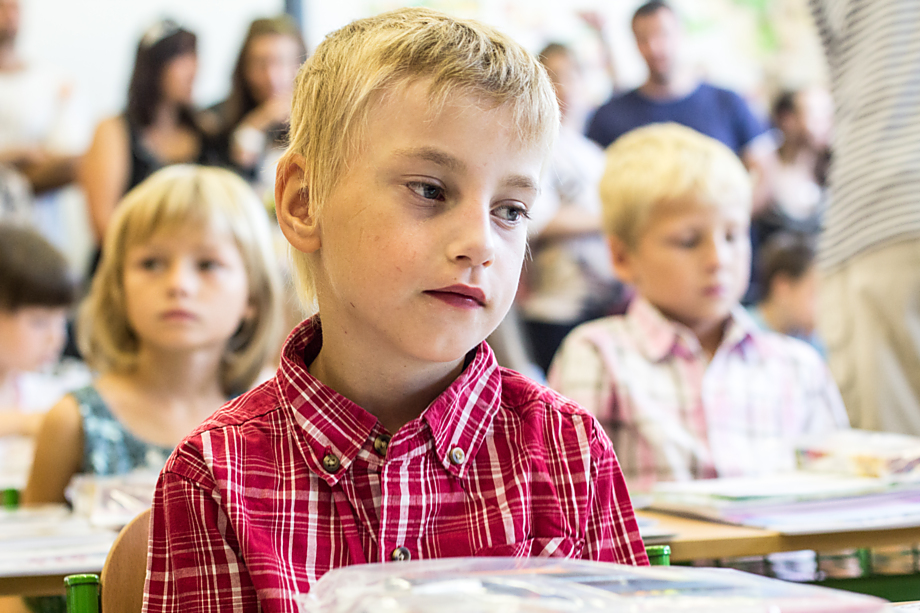 POPRVÉ VE ŠKOLE. Do lavic opět zasedly stovky prvňáčků. Ne každému se jeho nová životní etapa zamlouvala.