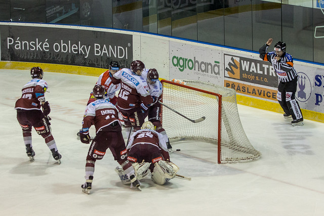 Je tam. Třetí branka končí v síti díky přispění obrany Sparty a Mora vede 3:0.