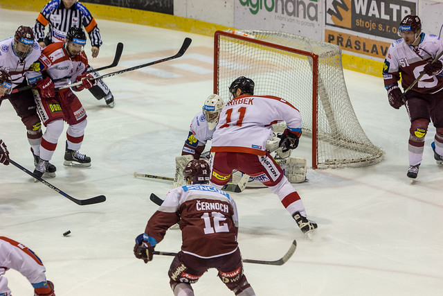 Pavel Skrbek při nájezdu před branku Sparty.