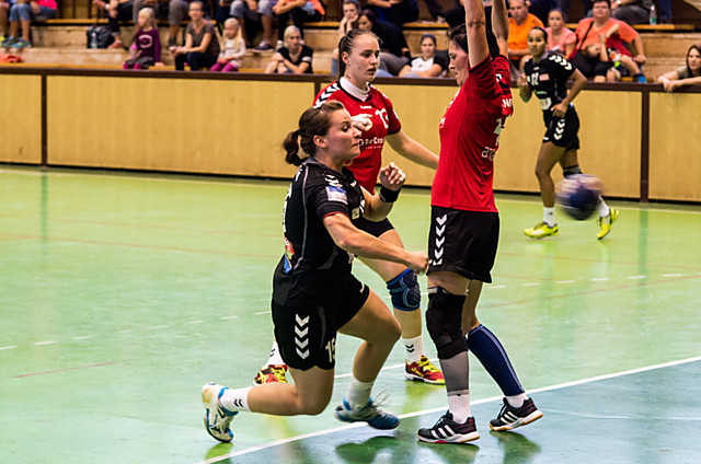 Lucie Severová při svém typickém zakončení na brankovišti.