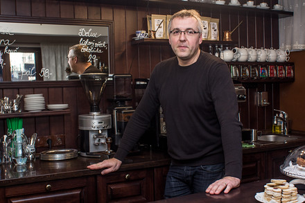 Majitel CAFE DELUX dokáže o kávě s nadšením vyprávět snad hodiny. Díky němu má podnik duši.
