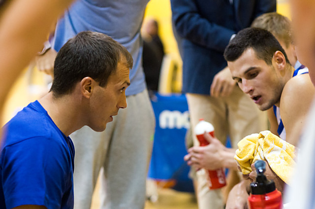 Trenér Basketbalu Olomouc Vlado Paunovič byl po utkání se Šlapanicemi na hráče hodně naštvaný.