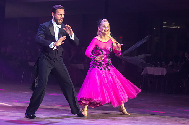 Městský bál měl oni svou premiéru v Áčku, uváděl jej vítěz taneční soutěže Star Dance Roman Vojtek.