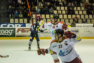 Kohouti se zachránili v extralize.