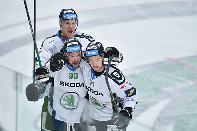 Tomáš Hyka se raduje z gólové trefy. Gratulanty jsou Pacovský a Urban.