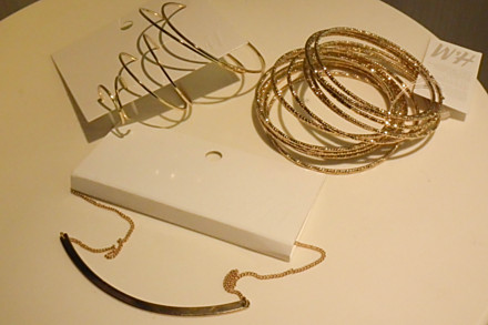 Šperky jsou z H&M.