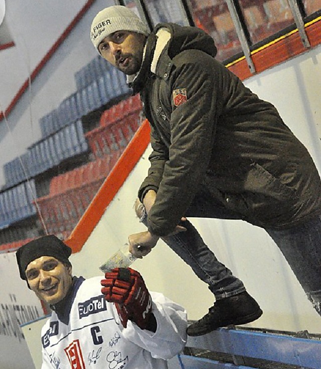 Nová posila Mory Miloš Buchta a kouč Michal Ordoš na hokejové lavici. Ordoš příjmá sponzorský příspěvek, který zajistí svěřenci místo v sestavě.