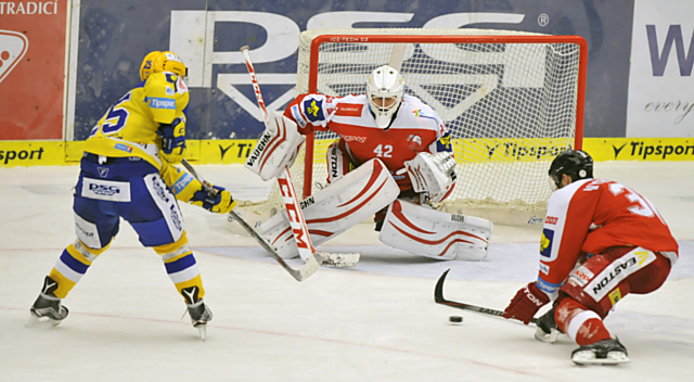 Martin Vyrůbalík se snaží zastavit akci zlínského forvarda Pavla Kubiše.