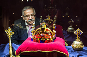 Ve Vlastivědném muzeu otevřeli výstavu korunovačních klenotů. Kromě nich je k vidění i řada artefaktů z doby Karla IV.