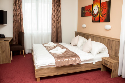 Ubytovat se můžete přímo v hotelu. Vedle klasických pokojů jsou k dispozici i ty rodinné, v nichž jsou dvě ložnice oddělené dveřmi.