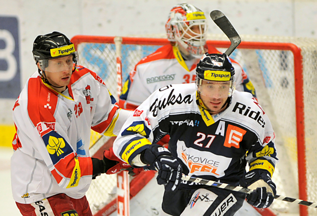 Peter Húževka v souboji s Jiřím Ondruškem v loňském meření sil Kohoutů s Vítkovicemi.