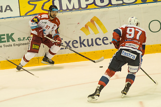 Radim Kucharczyk v útočné třetině před atakem obránce Pardubic Bokroše.
