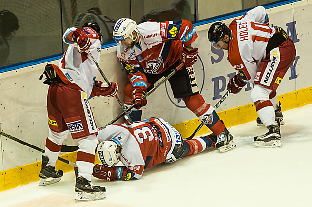 Ve druhé třetině se Kohouti zlepšili a snížili na 2:3.