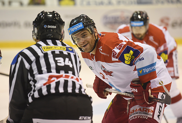 Jan Knotek v debatě s čárovým sudím při vhazování.