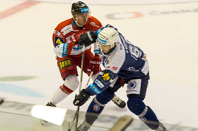 V utkání se Škodou Plzeň dohrává Jergl soupeře u mantinelu.