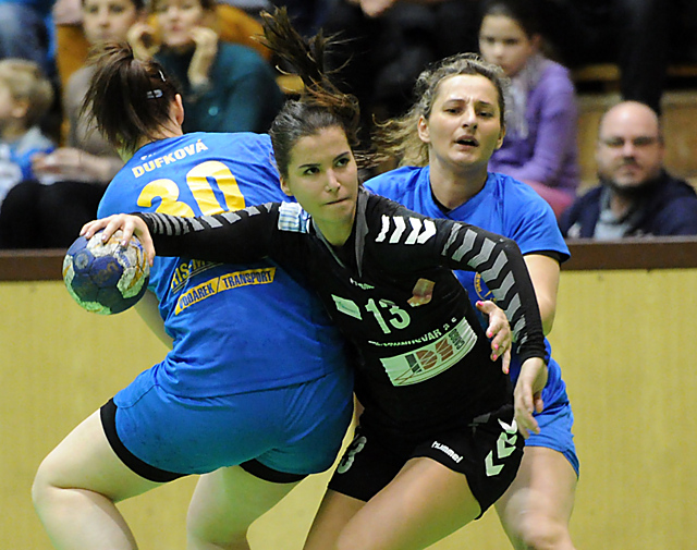 Vendula Fryčáková na své pozici křídla překonala obranu Zlína.