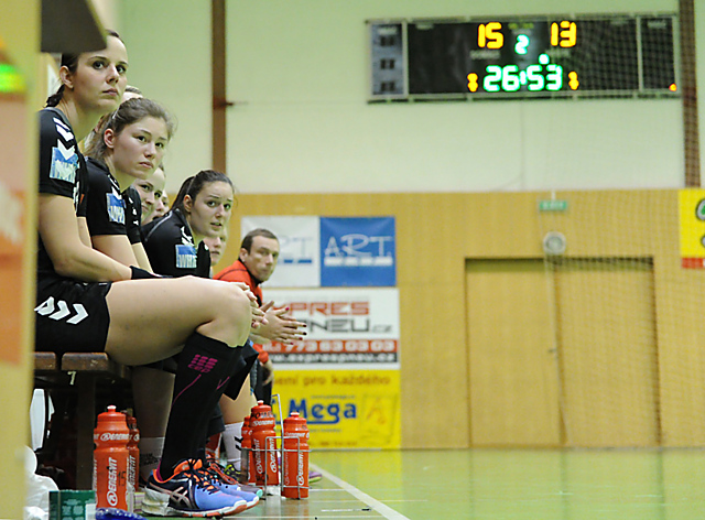 Střídačka Zory sleduje napínavé dění na palubovce.