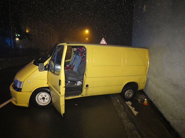 Řidič nacouval do domu. Příčina? Alkohol...