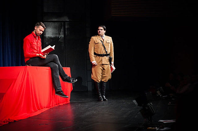Scénické čtení knihy Už je tady zas o tom, jak se v roce 2013 na zanedbaném plácku uprostřed Berlína se probudí Adolf Hitler.
