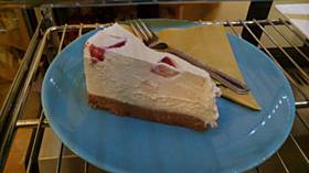 Jahodový cheesecake s kakaovým piškotem v korpusu a bílé čokolády jako krémem