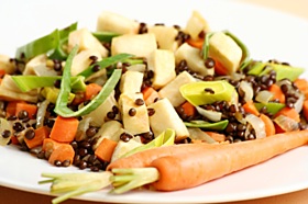 Chutný zeleninový salát, který využívá i jiných surovin než většina klasických restaurací 