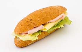 Kváskový rohlík s vlákninou, s drůbeží šunkou, sýrem a salátem