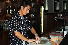 Sushi vám připraví čerstvé přímo před vámi