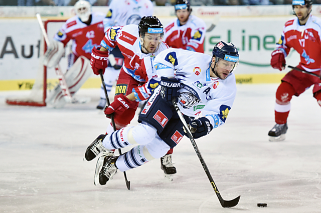 Tomáš Valenta se snaží zastavit libereckého Petra Vampolu.