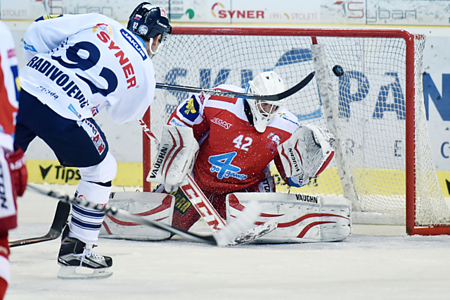 Útočník Bílách Tygrů Branko Radivojevič zvyšuje v přesilovce na 2:0. Místo našel nad lapačkou Branislava Konráda.