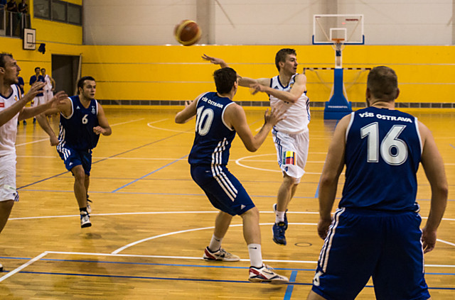 Typická akce kapitána Luboše Moravce. Pohled doleva a míč letí na spoluhráče na druhé straně.