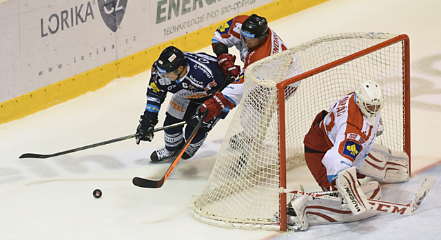 Zkušený Jiří Burger bráněný Jířím Ondruškem zkouší objet olomouckou branku a překonat Branislava Konráda.