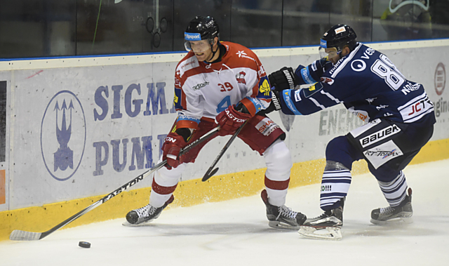 Marek Laš v souboji s obráncem Vítkovic Tomášem Kudělkou.