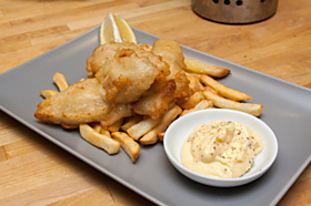Anglická specialita - Fish and Chips s česnekovým dipem 