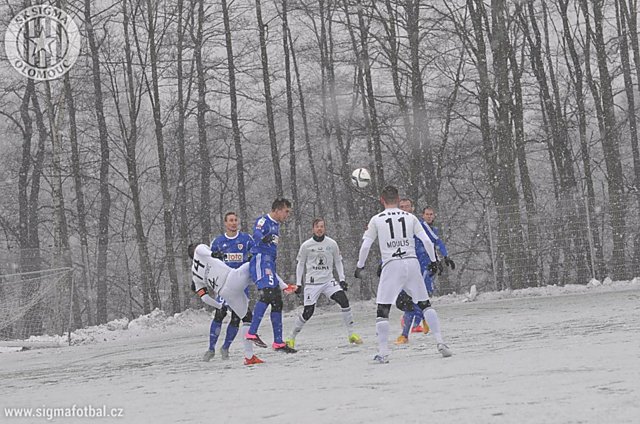 Terén v Rybníku byl spíše na běžky než na fotbal...