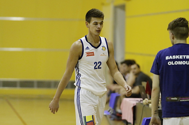 Valentino Pavlovič si v českém basketbalu zatím zvyká na přísný metr sudích.