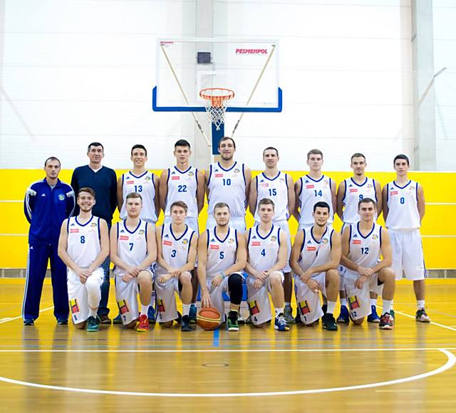 Valentino Pavlovič na klubové fotografii Basketbalu Olomouc čtvrtý zleva nahoře (č. 22).
