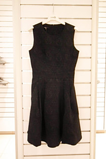 Skvěle padnoucí, s áčkovou sukní. Oodji