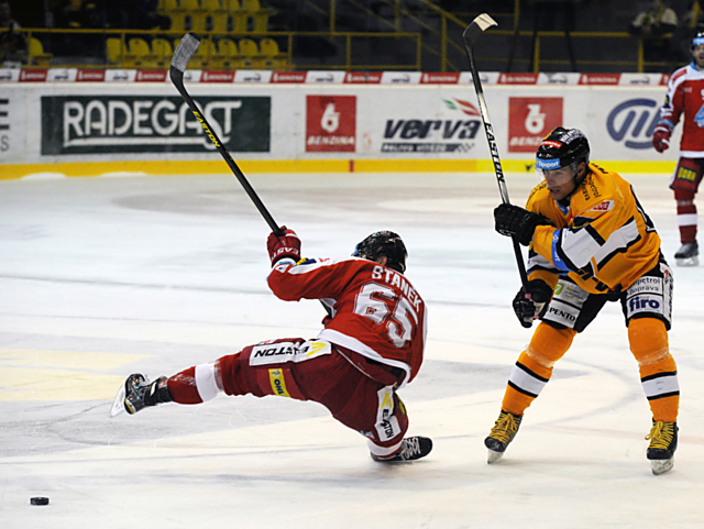 Obránce HC Olomouc Robin Staněk v krkolomné pozici při bránění Radka Dudy.