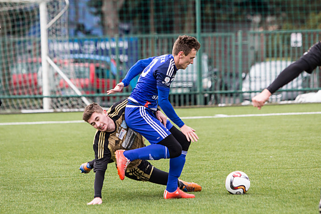 Šimon Falta v přípravě zkouší pozici levého beka, kde by mohl být alternací za Michala Vepřka.