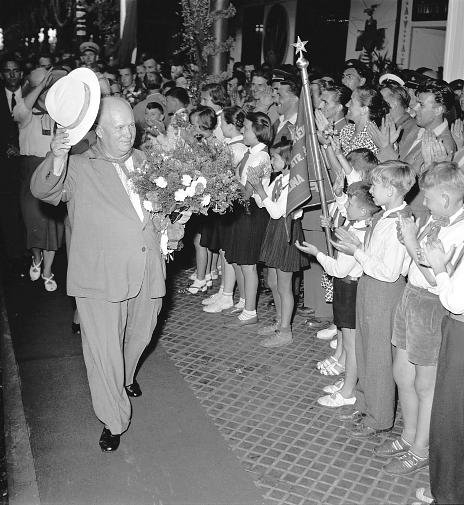 Unikátní snímek z archivu ČTK. 9. července 1957 - Nikita Sergejevič Chruščov se na olomouckém nádraží vítá s občany. Nejvyšší muž Sovětského svazu se v Olomouci zastavil během své cesty po Československu. Podle dobového tisku se mu dostalo nadšeného přijetí.