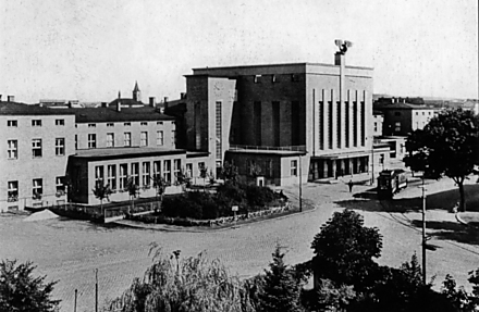 Současná budova nádraží vznikla v letech 1936 - 1938. Tento snímek byl pořízen těsně po dokončení. Všimněte si množství zeleně. Ta z prostoru před nádražím postupně mizela, po rekonstrukci na počátku 21. století zůstalo stromů už jen pár, nahradily je hlavně keře.